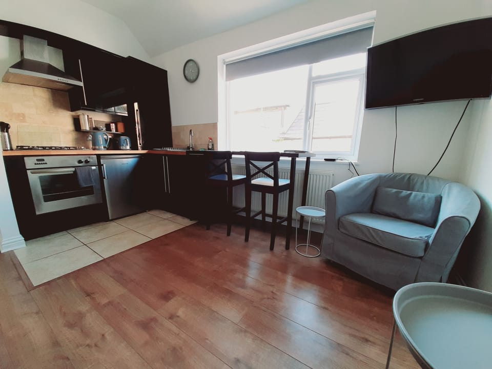 Kitchenette / Breakfast Bar / Armchair