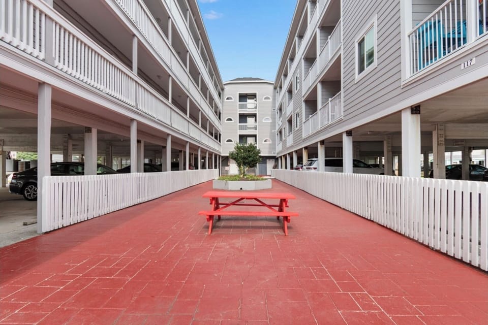 Court Yard with picnic table 