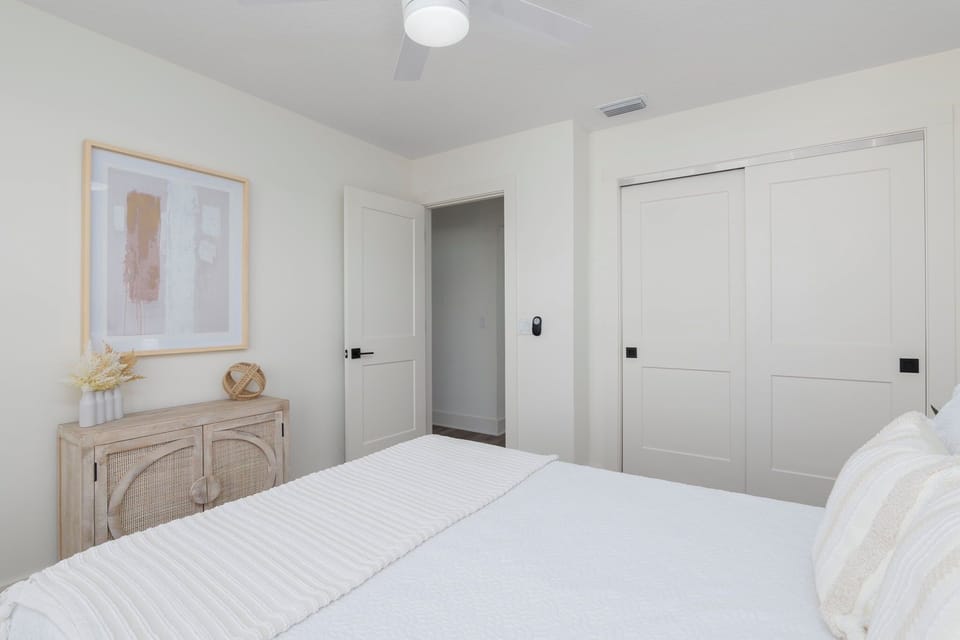queen bed bedroom - 3rd level