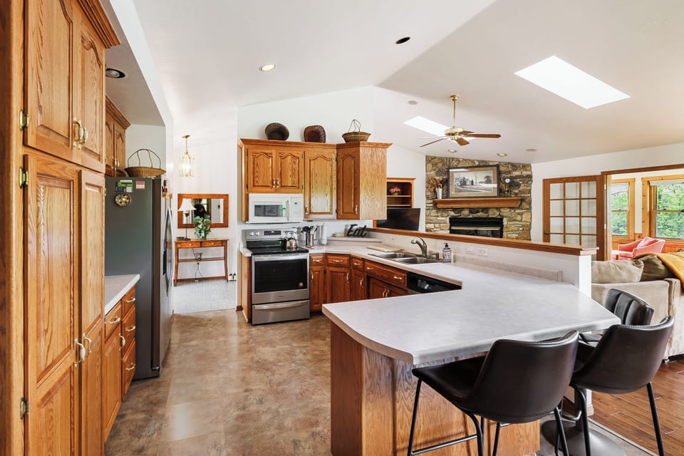 Fully furnished kitchen, island peninsula includes seating for 4