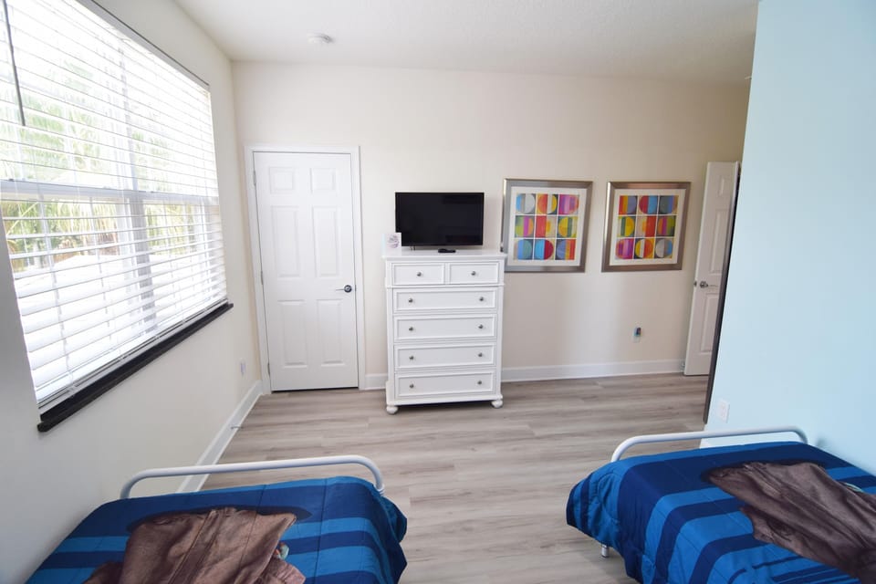 Star Wars-themed twin room with Smart TV, en suite bathroom