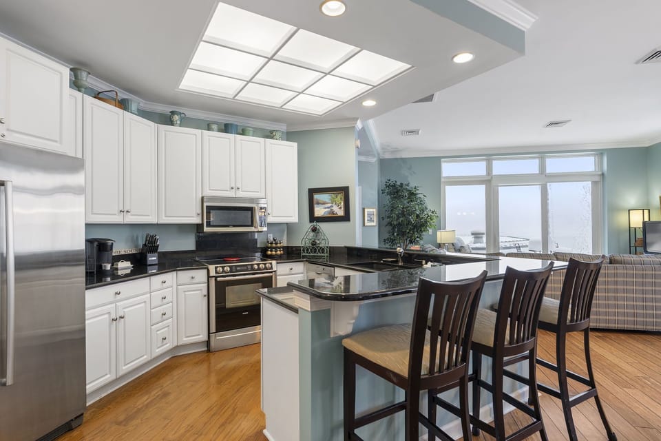 Kitchen with Breakfast Bar