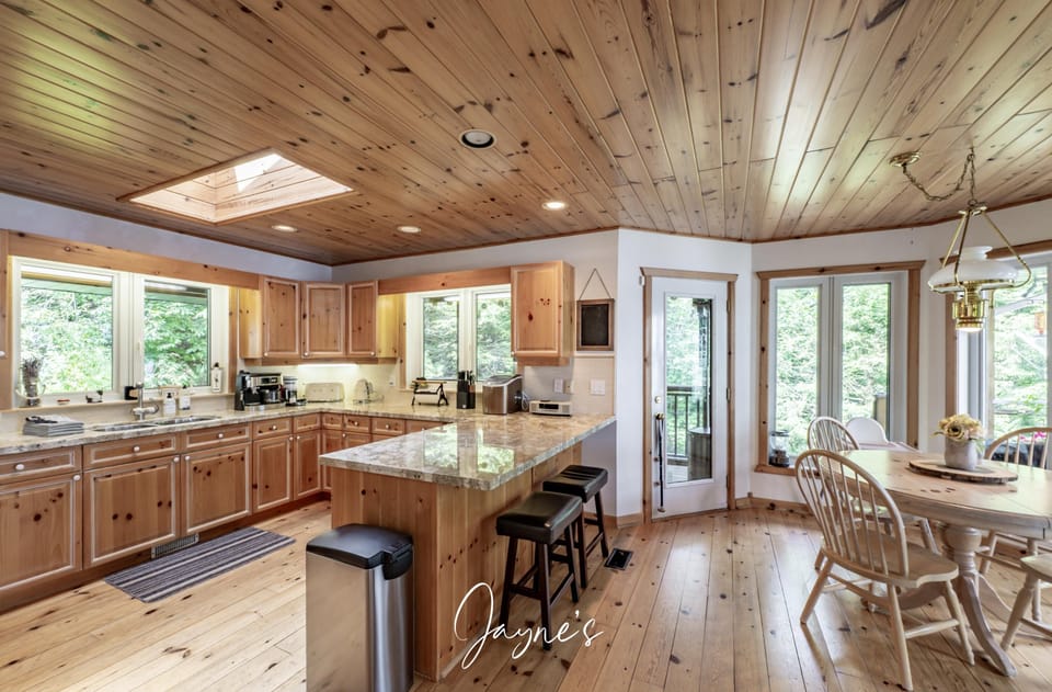 Kitchen, Bar Seating &amp; Breakfast Nook