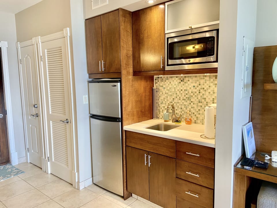 Well equipped kitchenette, as well as washer-dryer in unit.