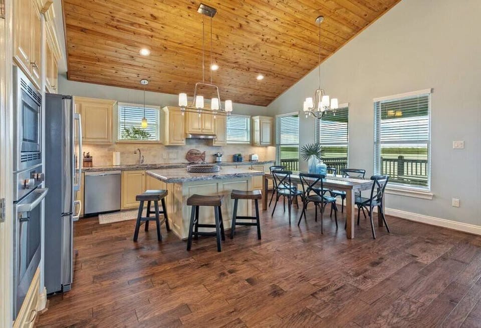 Kitchen/Dining (2)