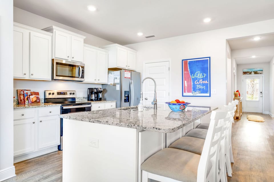 Large kitchen with all major appliances