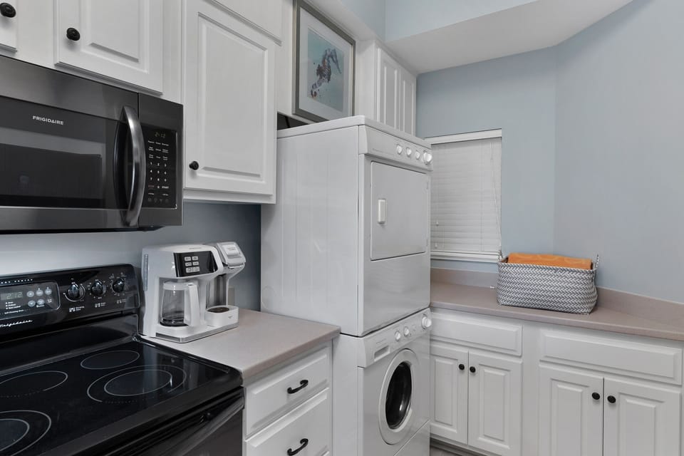 Kitchen with Washer/Dryer