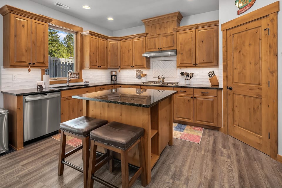 Big Bear Cabin: - Kitchen island with additional seating for 2.