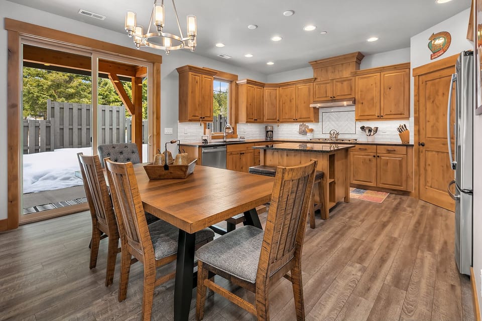Big Bear Cabin: - Open concept great room with a dining table that expands to seat 8 with an additional 2 at the kitchen island.