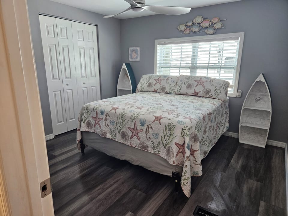 2nd bedroom with queen size bed and smart TV