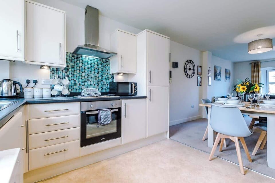 Open plan kitchen benefiting from a hob, oven, microwave, washer/dryer and all the kitchen facilities you need.