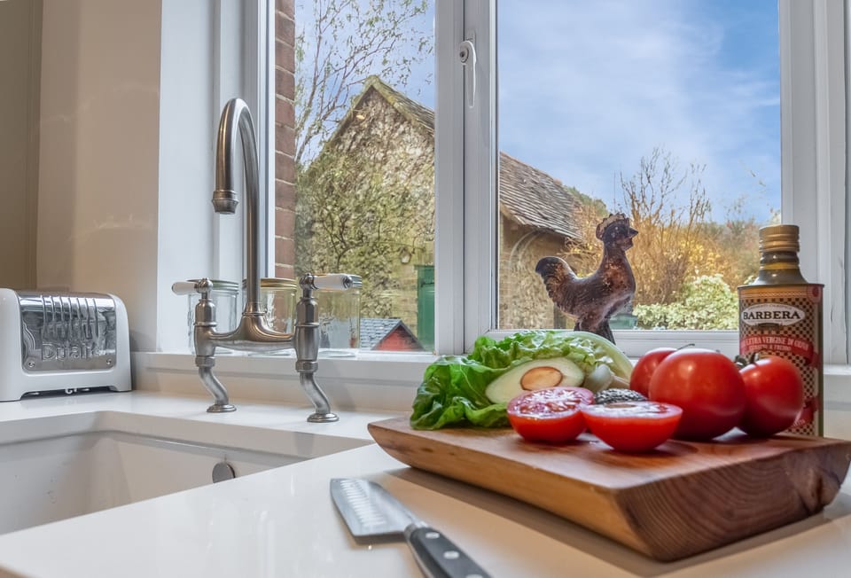 1 Church Cottages: Ground floor views to the garden