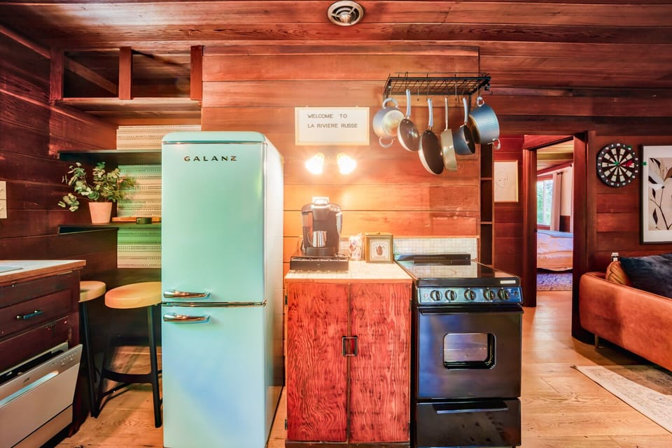 [Kitchen] Fully equipped kitchen featuring dishwasher for easy cleanup & Keurig.