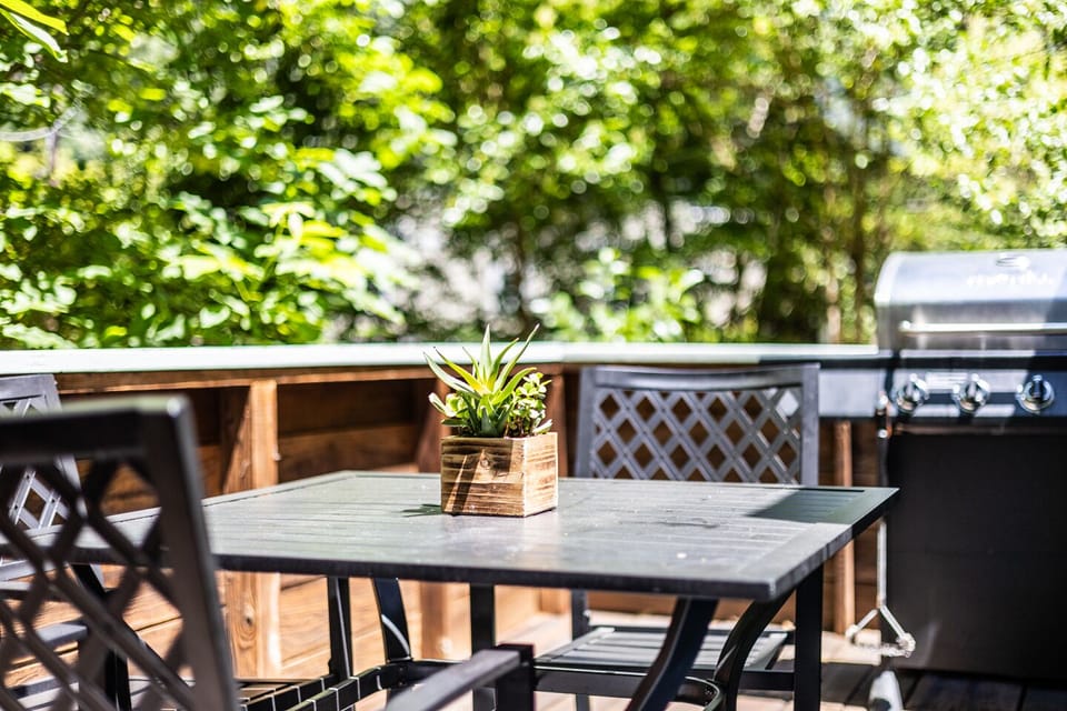 [Wraparound deck] Outdoor dining table