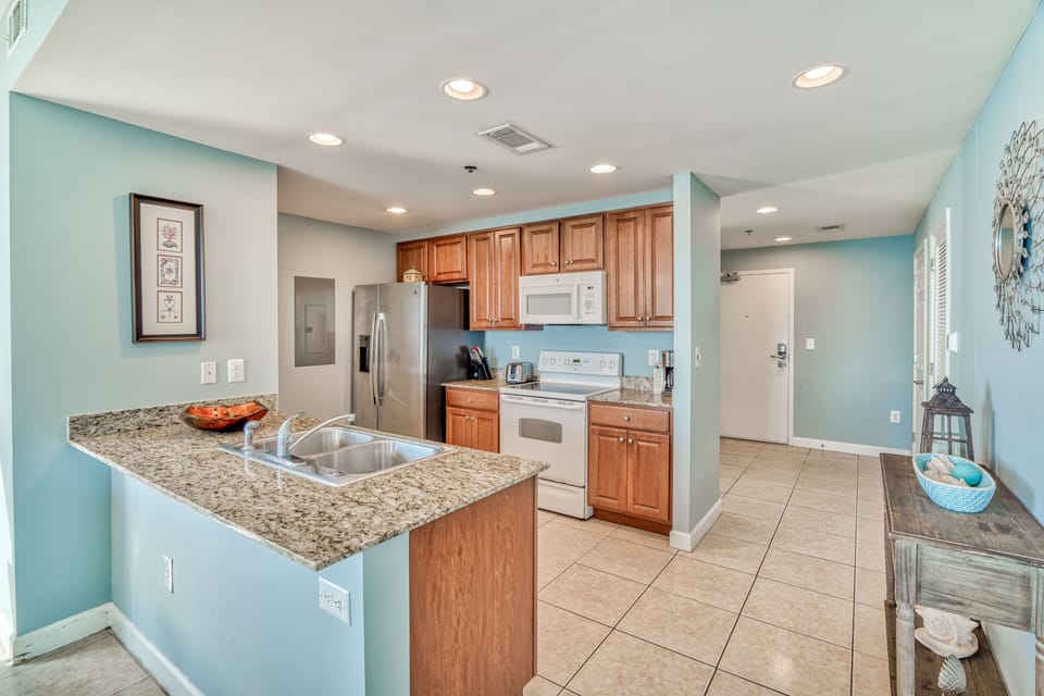 Fully equipped kitchen, has all you need for cooking and dining