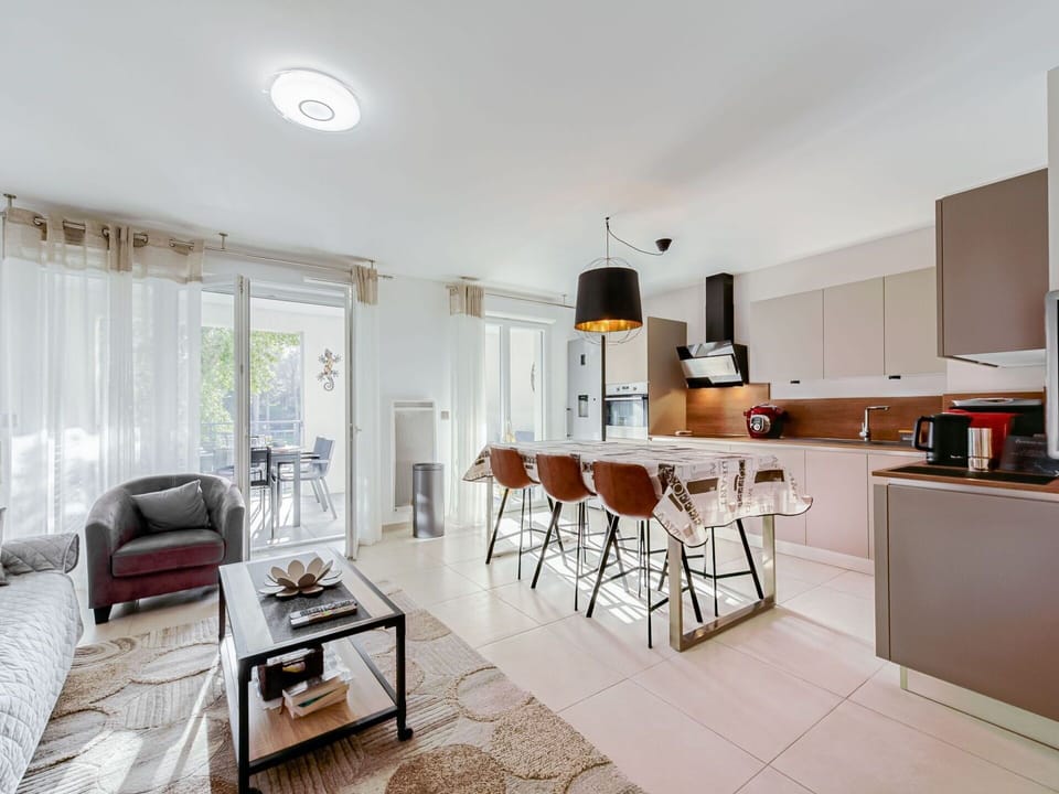 Building, Property, Furniture, Window, Comfort, Wood, Interior Design, Shade, Floor