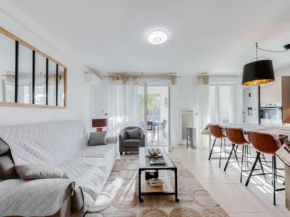 Building, Property, Furniture, Window, Comfort, Wood, Interior Design, Shade, Floor