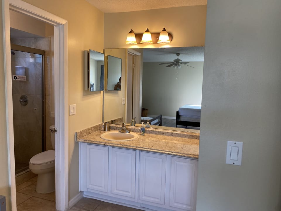 Master bedroom en-suite 