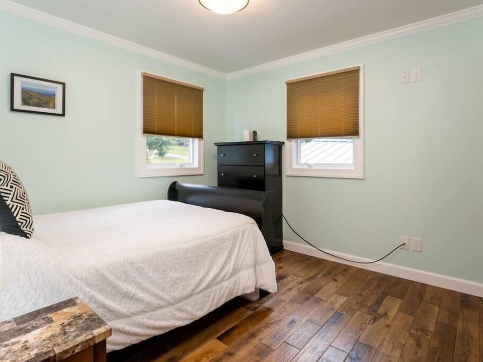 Second bedroom with full size bed