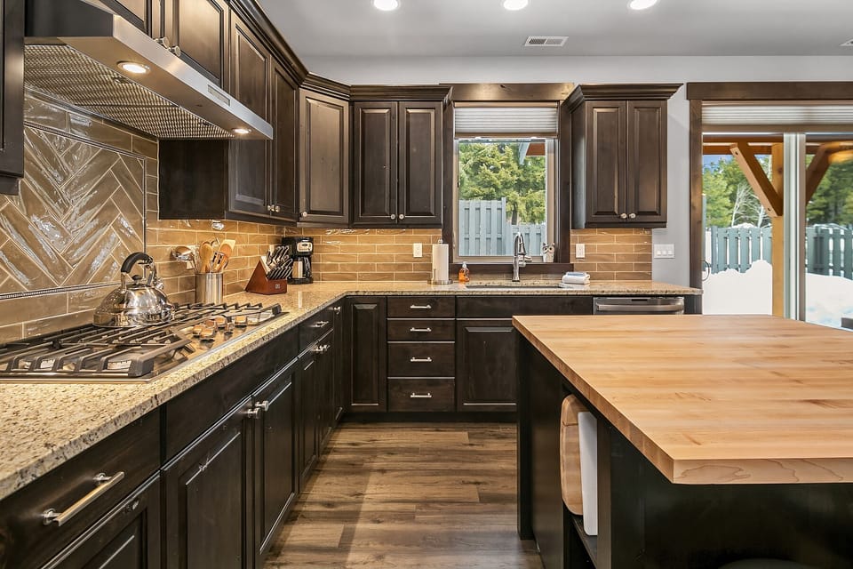 Grizzly Den: - Fantastic kitchen for making in-home meals on the gas cooktop.