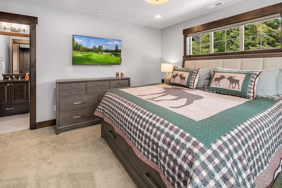 Grizzly Den: - King master suite with a smart TV and private, en-suite bath.