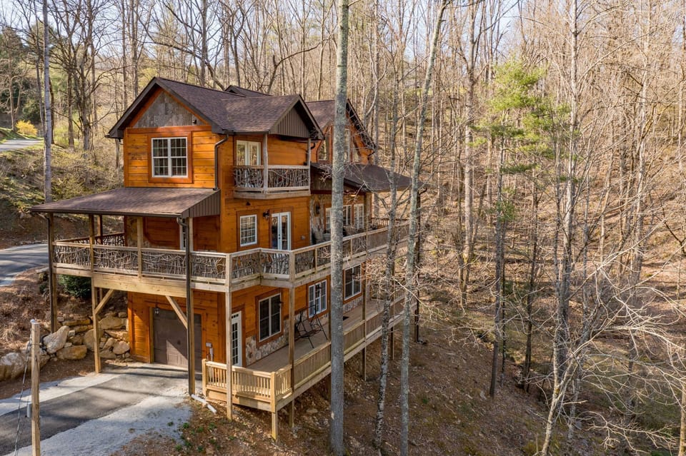 3 Levels of decks to help you enjoy the peace and quiet of Sugar Hollow 