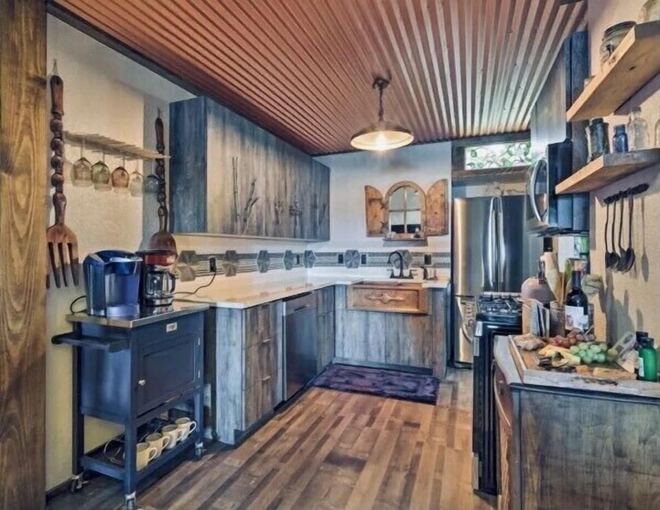 Fully equipped kitchen - Keirig and drip coffeemaker, toaster, blender, mixer