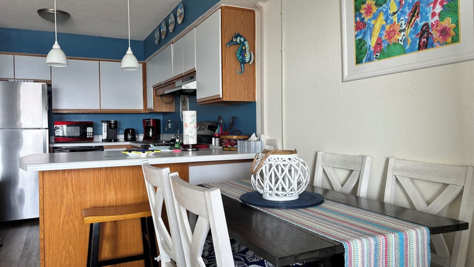 dining area with bar