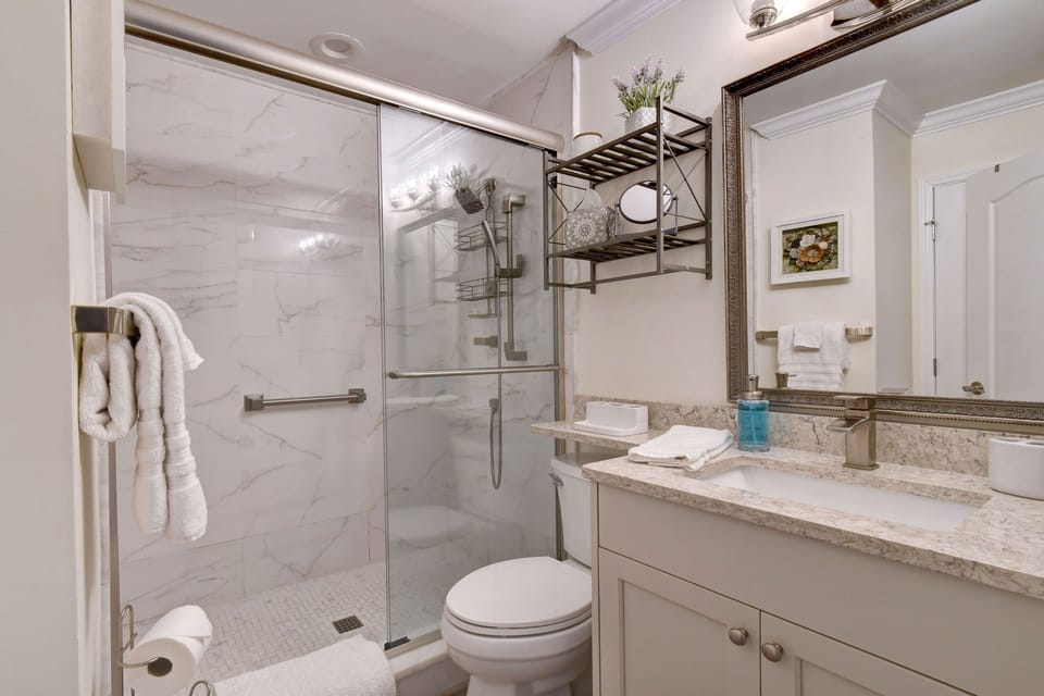 Completely renoved bathroom with high end fixtures!