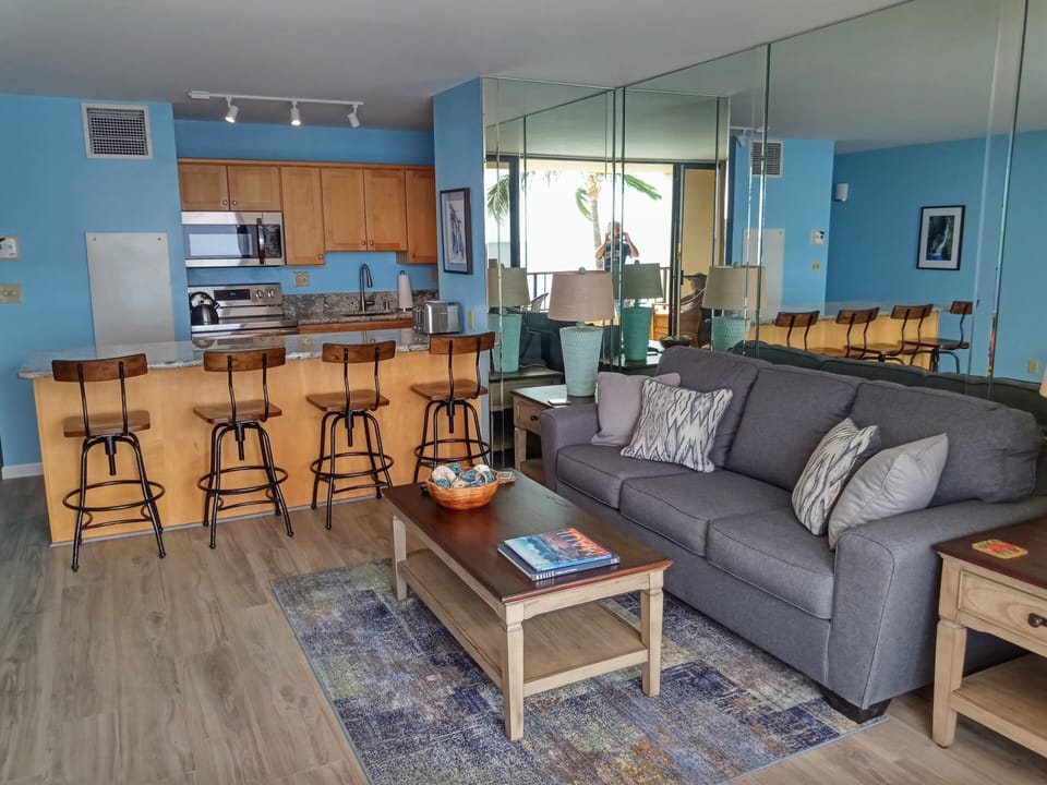 Living room/kitchen view from lanai