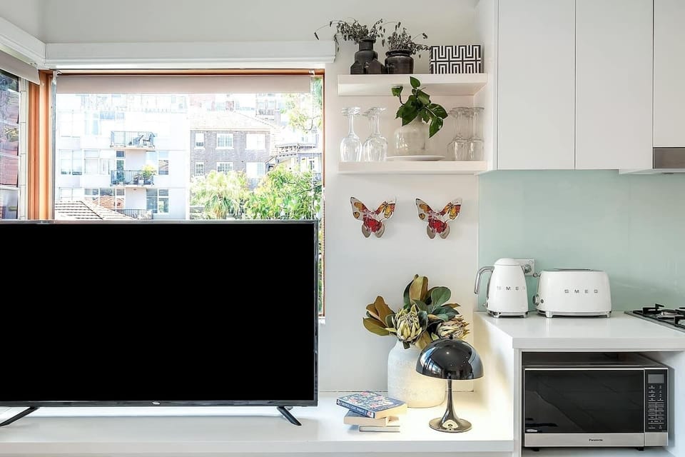 Heatherbrae II - I - Chic 2 Bed Apartment, Stunning Harbour Bridge Views. Artwork done by Mark Hangham, Sydney, gallery and curated by Margaux De Manning. Photography by Lovespace Photography, Sydney, Australia.
