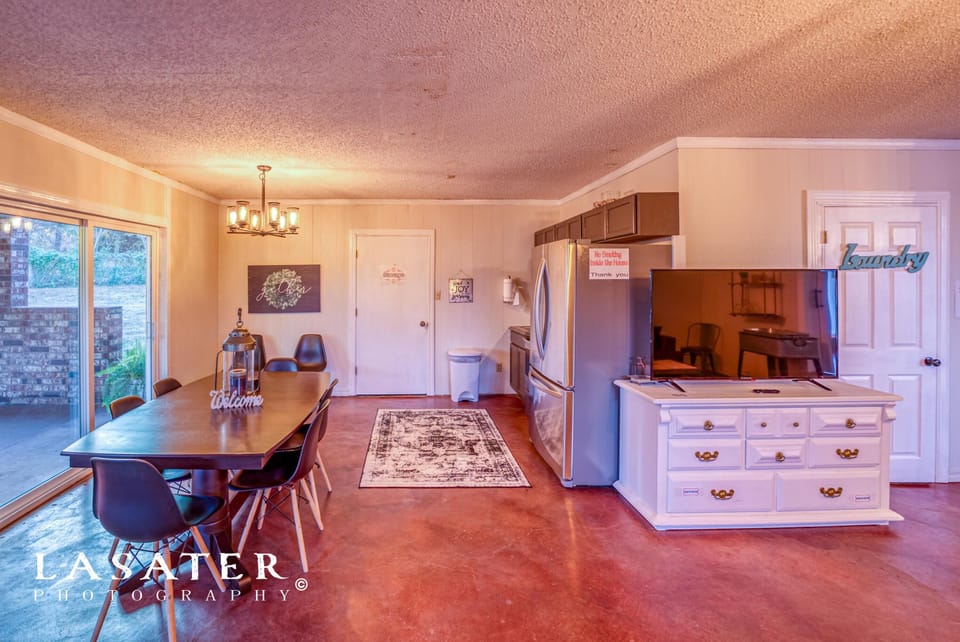 Open Den with a large dining area and 2nd kitchen