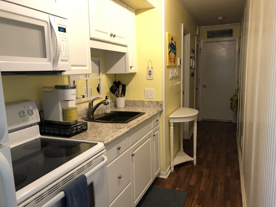 Galley kitchen/fully equipped 