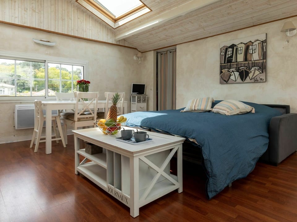 Property, Table, Furniture, Building, Wood, Window, Comfort, Interior Design, Shade, House