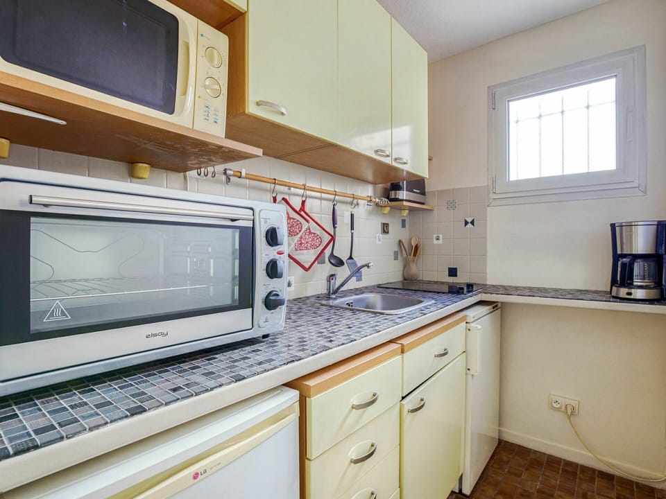 Cabinetry, Countertop, Property, Furniture, Kitchen Appliance, Window, Building, Interior Design, Drawer, Wood