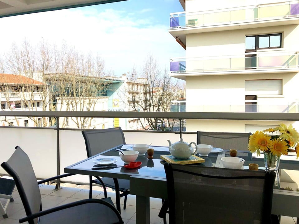 Table, Furniture, Property, Countertop, Tableware, Cabinetry, Food, Plant, Window, Chair