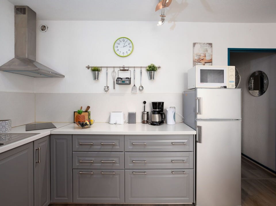 Cabinetry, Property, Furniture, White, Building, Drawer, Wood, Interior Design, Kitchen