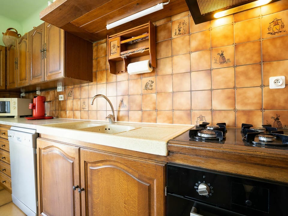 Brown, Countertop, Cabinetry, Kitchen Sink, Tap, Building, Sink, Property, Plumbing Fixture, Kitchen