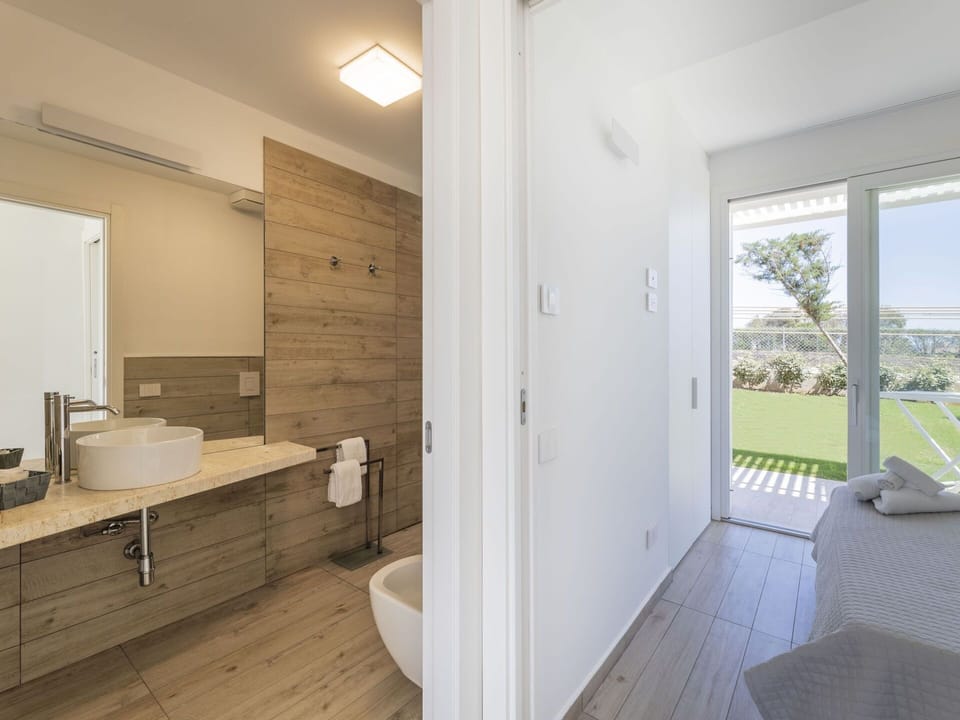 Wood, Bathroom, Plumbing Fixture, Sink, Tap, Floor, Flooring, Window, Hardwood