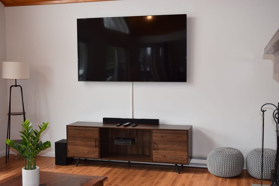 Samsung 4k TV, Soundbar, and Cable