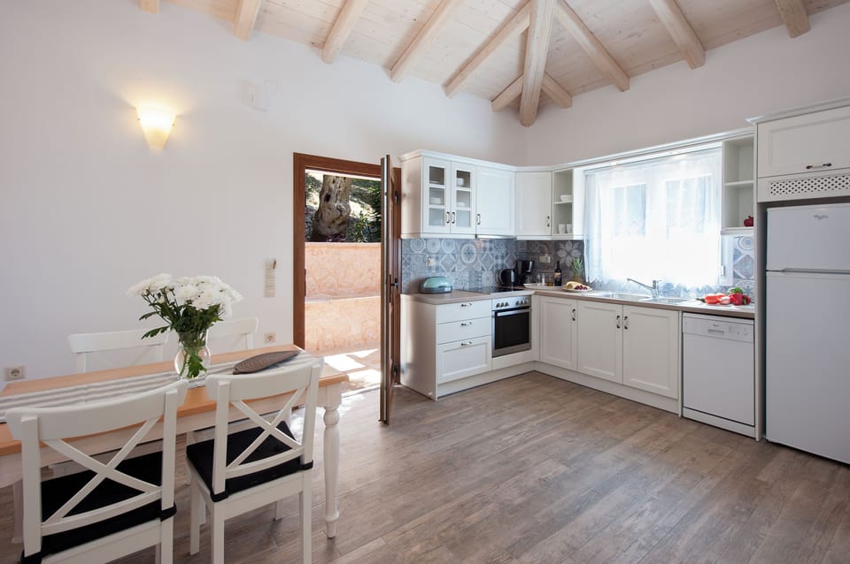 open plan kitchen/dinning area