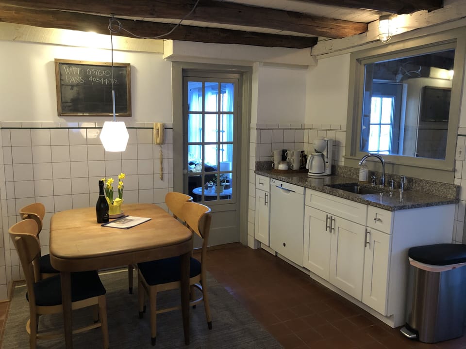 Eat-in Kitchen