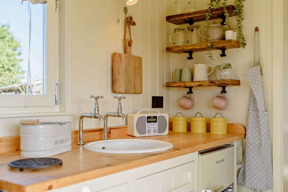 Aurora, One Bedroom Cotswold Holiday Cabin