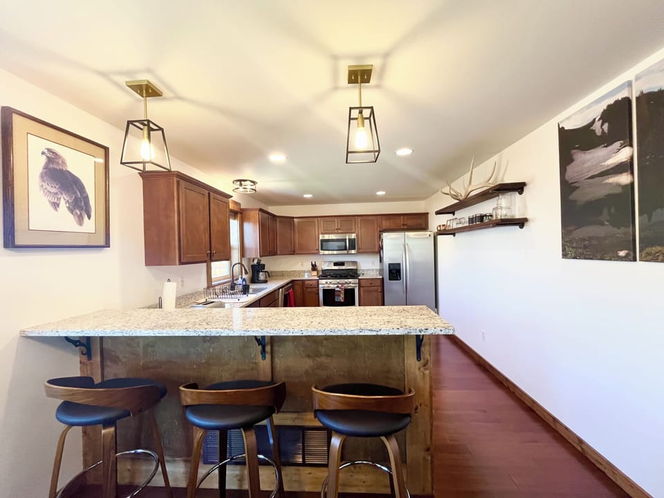 Bar & kitchen