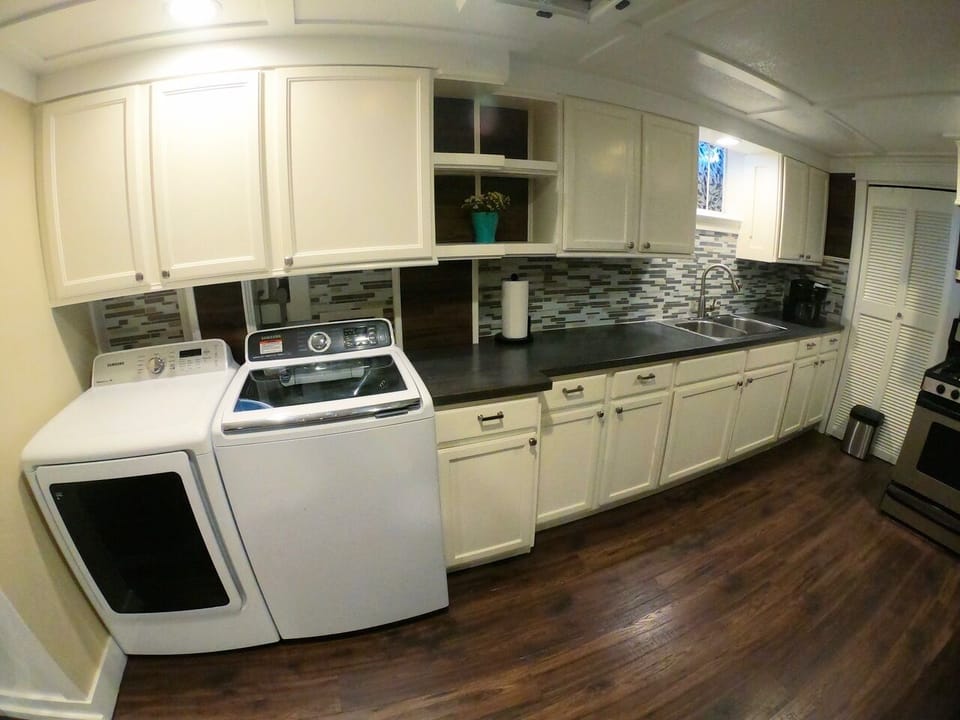 Washer / Dryer. Full kitchen - Oven/Stove, microwave, Keurig (drip & K-cups)