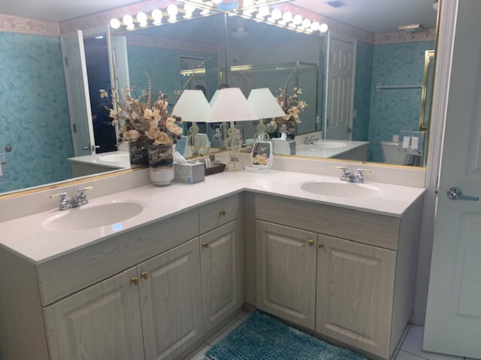 Dual entry bathroom 