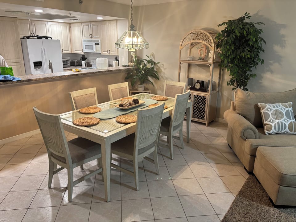 Full Kitchen & Dinning table seats 6.
