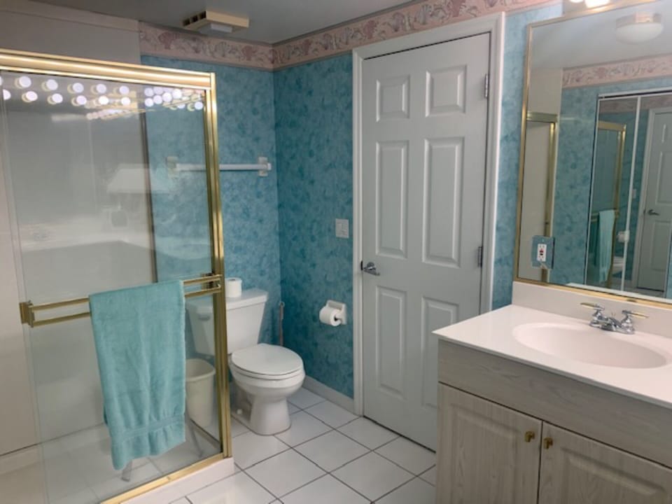 Dual entry bathroom from Queen bedroom and hallway
