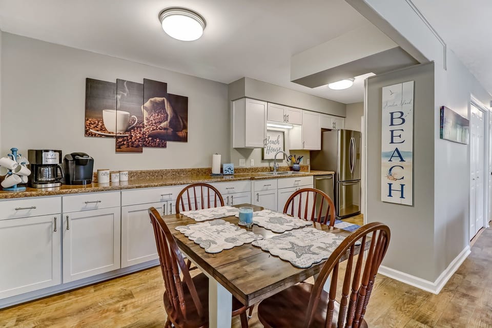 Fully Equipped Luxury Kitchen with Stainless Steel Appliances, Updated White Cabinetry and a Dining Table with Seating for 4