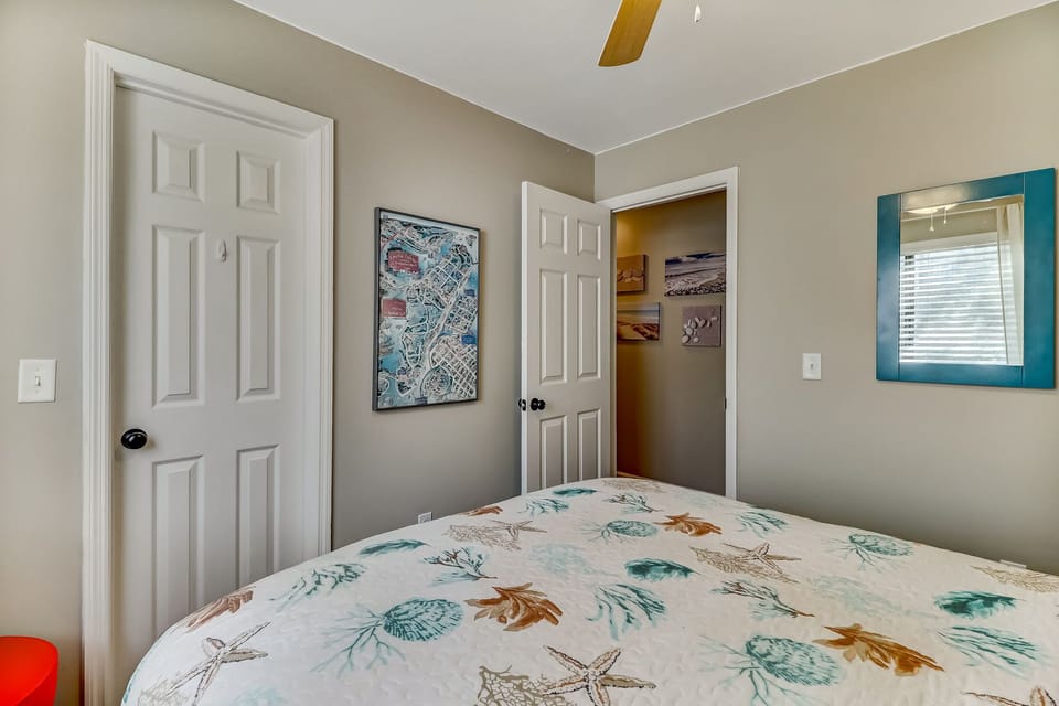 2nd Bedroom (Queen Bed)